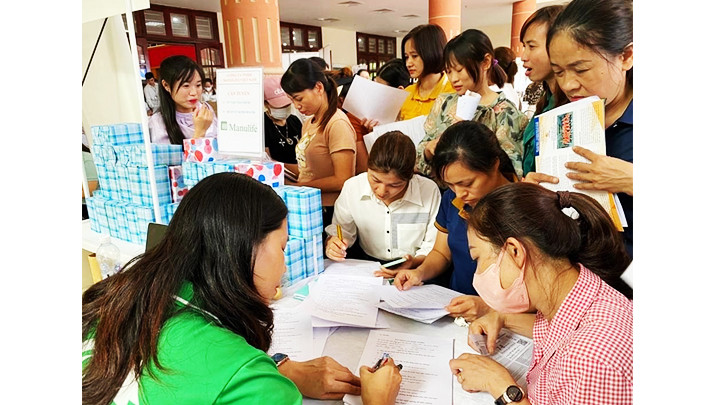 Người lao động được tư vấn học nghề khi hưởng chế độ bảo hiểm thất nghiệp. Ảnh: NHƯ HẢI