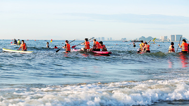 Chèo SUP trên biển Mân Thái.