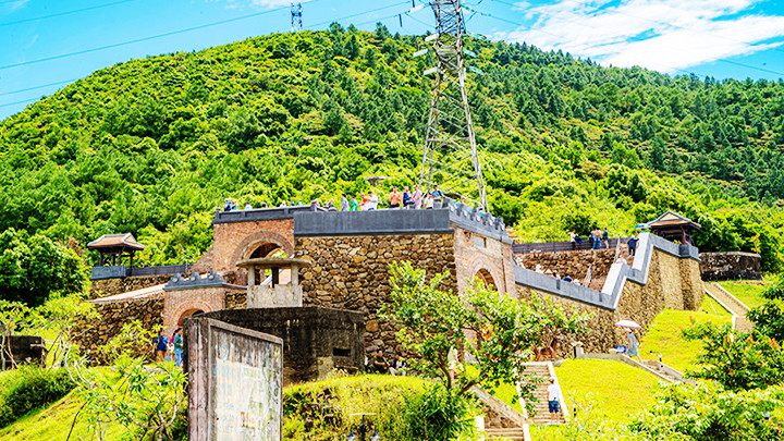 Hải Vân quan tựa lưng vào núi, sừng sững giữa đất trời.