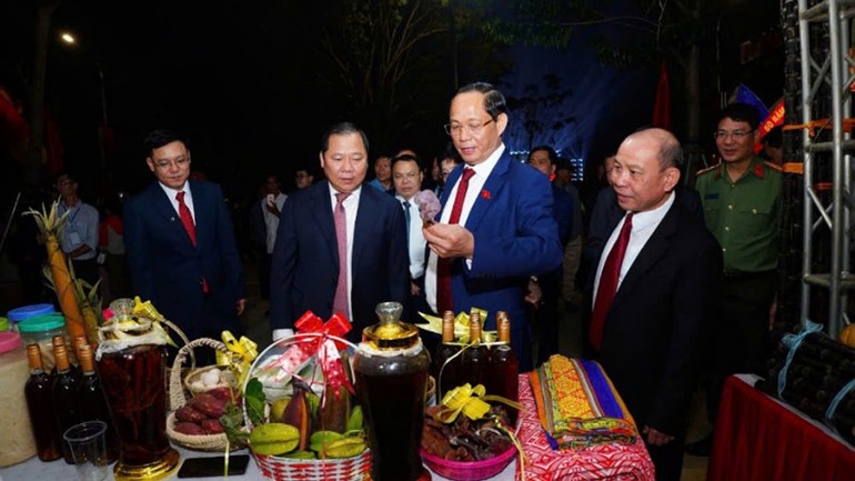 Phó Chủ tịch Quốc hội Trần Quang Phương (thứ 2 từ phải sang) thăm gian trưng bày các sản phẩm OCOP của huyện Yên Thủy.