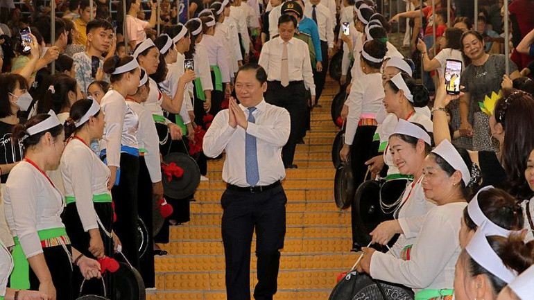 Bí thư Tỉnh ủy Hòa Bình Nguyễn Phi Long chào nhân dân các dân tộc trong tỉnh tại buổi lễ.