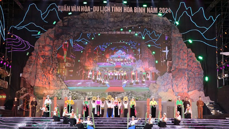 Nhiều tiết mục văn nghệ đặc sắc tại Liên hoan trình diễn trang phục các dân tộc tỉnh Hòa Bình năm 2024. Nhiều tiết mục văn nghệ đặc sắc tại Liên hoan trình diễn trang phục các dân tộc tỉnh Hòa Bình năm 2024.