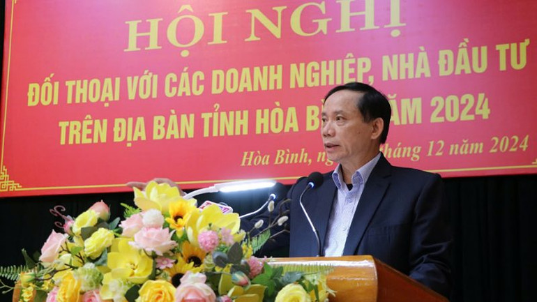 Chủ tịch Ủy ban nhân dân tỉnh Hòa Bình Bùi Văn Khánh phát biểu tại cuộc họp. Chủ tịch Ủy ban nhân dân tỉnh Hòa Bình Bùi Văn Khánh phát biểu tại cuộc họp.