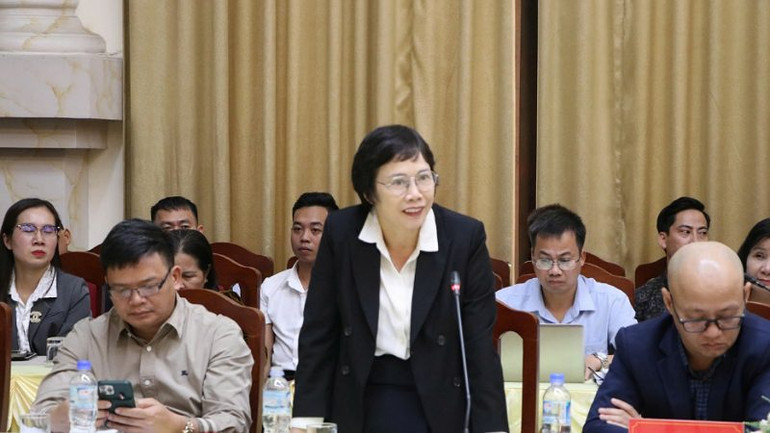 Bà Vũ Thị Hợp, Chủ tịch Hội đồng quản trị, Tổng Giám đốc Công ty Cổ phần thương mại Dạ Hợp, phát biểu tại cuộc họp. Bà Vũ Thị Hợp, Chủ tịch Hội đồng quản trị, Tổng Giám đốc Công ty Cổ phần thương mại Dạ Hợp, phát biểu tại cuộc họp.