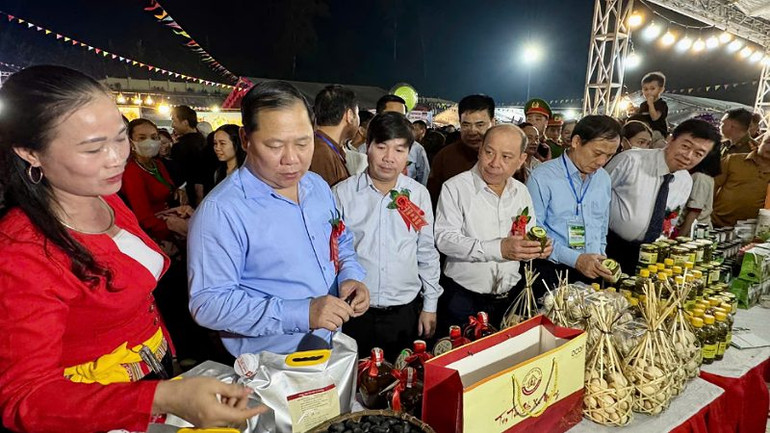 Lãnh đạo tỉnh Hòa Bình tham quan các gian hàng tại Phiên chợ vùng cao.