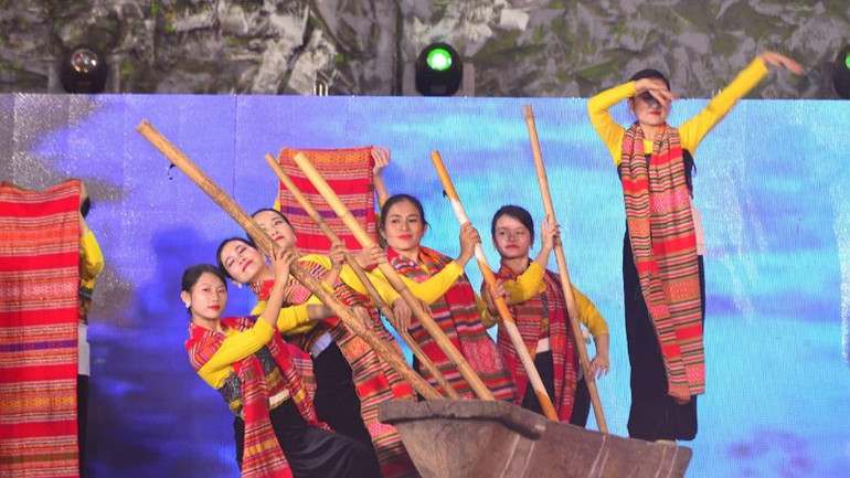 Keng Loóng là một trong những sinh hoạt văn hóa dân gian nổi bật của cộng đồng người Thái ở huyện Mai Châu, Hòa Bình đã được công nhận là văn hóa phi vật thể quốc gia.