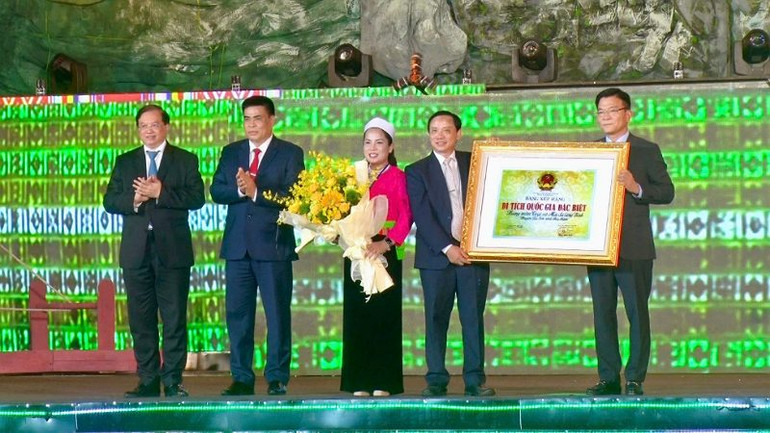 Phó Thủ tướng Lê Thành Long (phải) tặng Bằng di tích lịch sử Quốc gia đặc biệt Mái đá làng Vành và Hang xóm Trại, huyện Lạc Sơn, tỉnh Hòa Bình. Phó Thủ tướng Lê Thành Long (phải) tặng Bằng di tích lịch sử Quốc gia đặc biệt Mái đá làng Vành và Hang xóm Trại, huyện Lạc Sơn, tỉnh Hòa Bình.