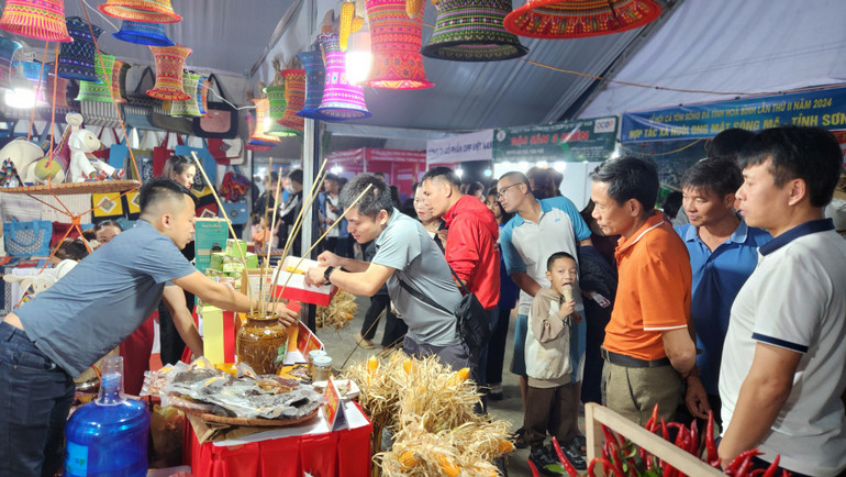 Những sản phẩm đặc trưng của tỉnh Hòa Bình được bán tại lễ hội.
