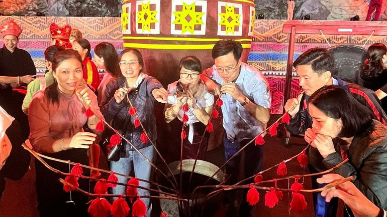 Đêm hội rượu cần đã mang lại ấn tượng khó phai trong lòng du khách.