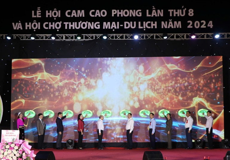 Lãnh đạo tỉnh Hòa Bình ấn nút khai mạc khai mạc Lễ hội Cam Cao Phong lần thứ 8 và Hội chợ Thương mại-du lịch tỉnh Hòa Bình.