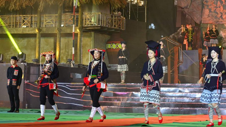 Lễ hội trang phục các dân tộc tại Tuần lễ Văn hóa - Du lịch.