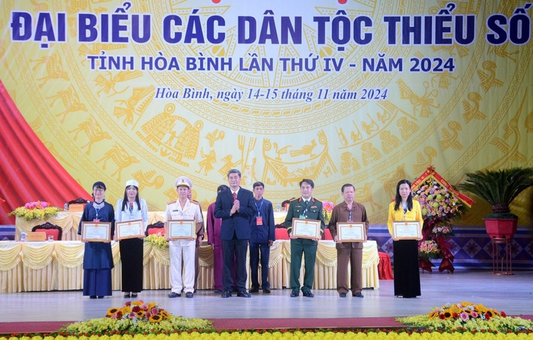 Đồng chí Y Vinh Tơr, tặng bằng khen của Bộ trưởng, Chủ nhiệm Ủy ban Dân tộc cho các tập thể, cá nhân có thành tích xuất sắc.