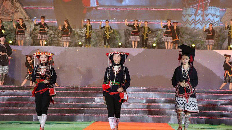 Trang phục trình diễn của dân tộc Dao. Trang phục trình diễn của dân tộc Dao.