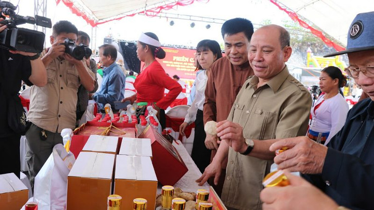 Lãnh đạo tỉnh Hòa Bình tham gia lễ hội.