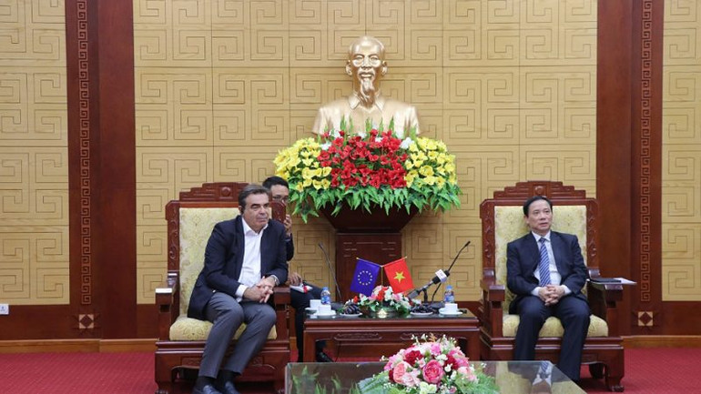 Ông Margaritis Shinas, Phó Chủ tịch Ủy ban châu Âu (trái) tại buổi làm việc.