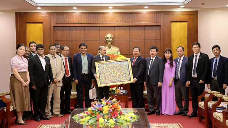 Đại sứ quán Ấn Độ tặng tranh tỉnh Hòa Bình.