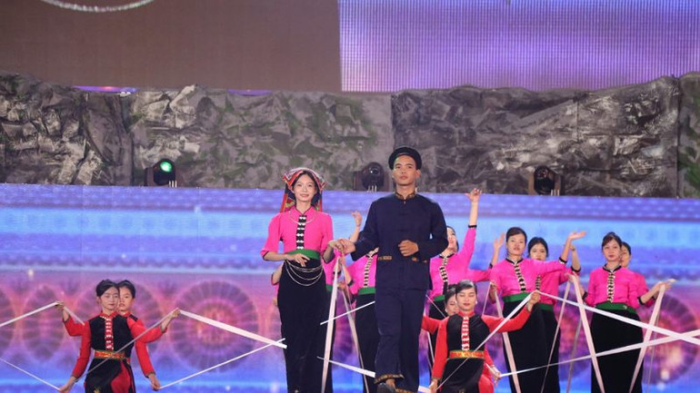 Màn trình diễn trang phục của dân tộc Thái. Màn trình diễn trang phục của dân tộc Thái.