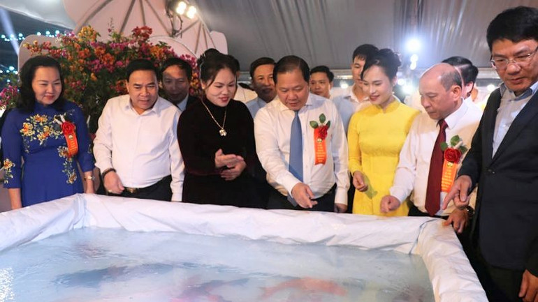 Lãnh đạo tỉnh Hòa Bình chiêm ngưỡng các loại cá tại Lễ hội.
