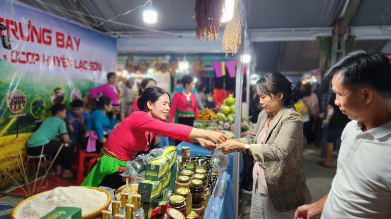 Nhiều sản phẩm OCOP của tỉnh được bày bán tại Lễ hội.