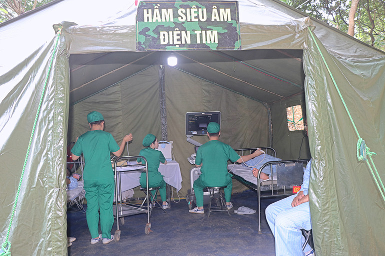 Hầm siêu âm, điện tim để cấp cứu bộ đội bị thương.