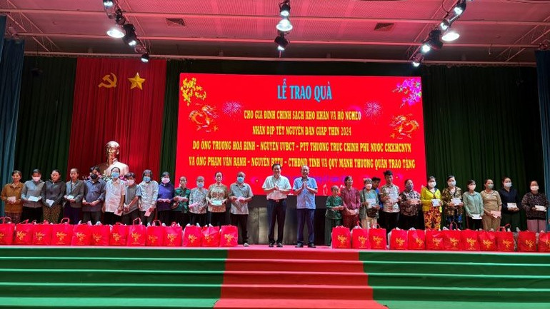 Các gia đình chính sách có hoàn cảnh khó khăn và hộ nghèo trên địa bàn huyện Đức Hòa nhận quà tại buổi lễ.