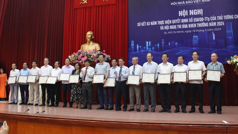 Các cá nhân và tập thể nhận Bằng khen của Hội Nhà báo Việt Nam.