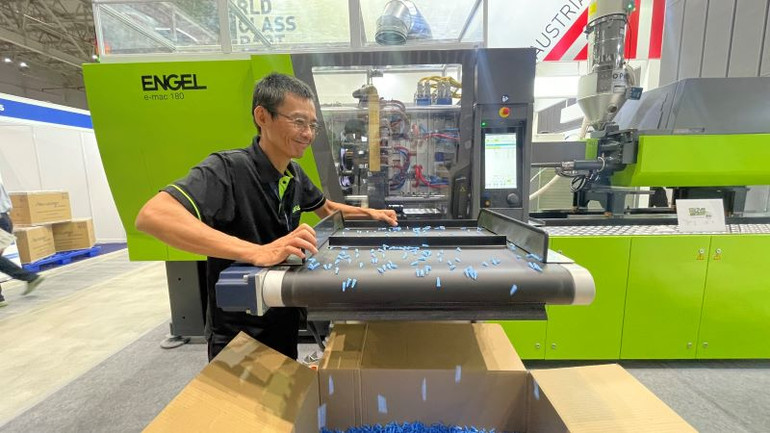 Trình diễn công nghệ sản xuất sản phẩm nhựa thân thiện với môi trường.