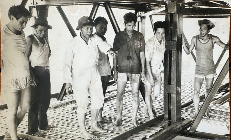 Đô đốc Giáp Văn Cương (đội mũ cối) trong chuyến kiểm tra nhà giàn cuối năm 1989 (Đại tá Phan Đăng Giả mặc áo sẫm, đeo đèn pin đứng cạnh Đô đốc Cương). Ảnh tư liệu