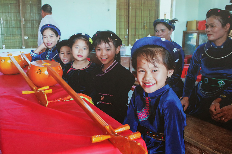 Một lớp truyền dạy hát then, đàn tính tại Đắk Lắk.