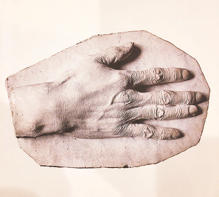 Phù điêu bàn tay Vua Hàm Nghi, chất liệu thạch cao, do ông tự làm năm 1915.