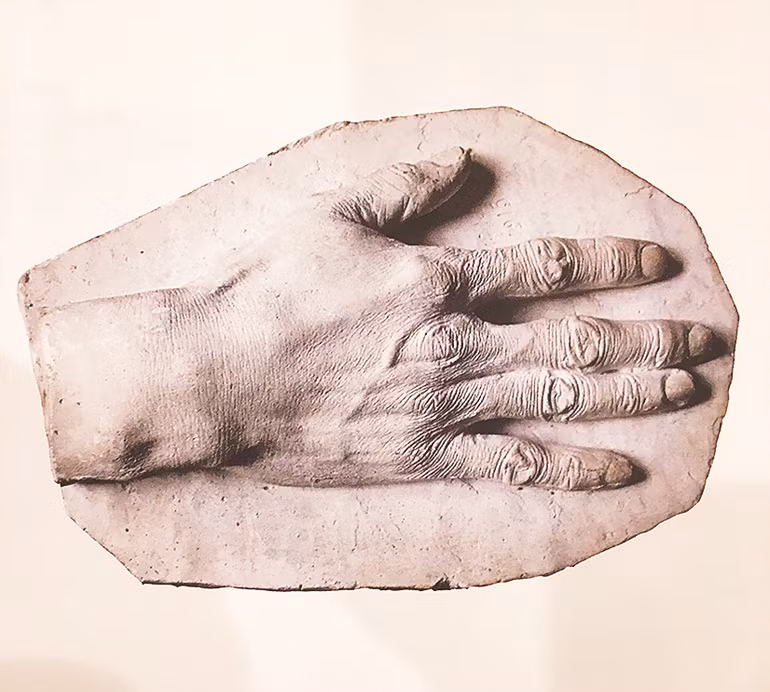 Phù điêu bàn tay Vua Hàm Nghi, chất liệu thạch cao, do ông tự làm năm 1915.