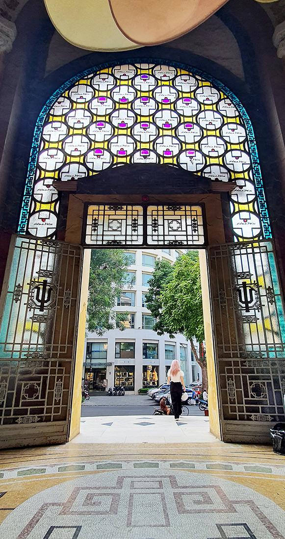 Tác phẩm “Cội nguồn tri thức” tương tác với kiến trúc cổ điển. Tác phẩm “Cội nguồn tri thức” tương tác với kiến trúc cổ điển.