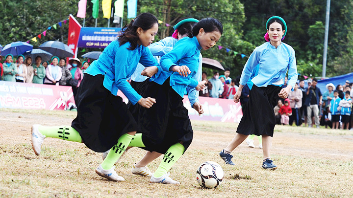 Pha tranh bóng của các cầu thủ nữ.