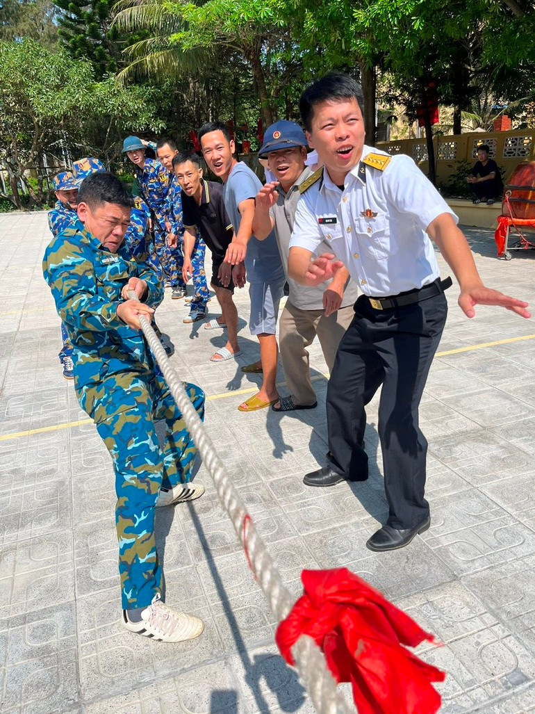 Thi kéo co trong lễ hội mùa xuân.