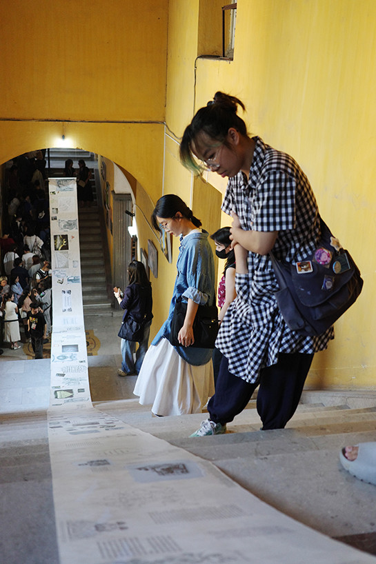 Tác phẩm “Mê lộ Đông Dương - tìm về lối xưa” được sắp đặt trong tòa nhà. Tác phẩm “Mê lộ Đông Dương - tìm về lối xưa” được sắp đặt trong tòa nhà.