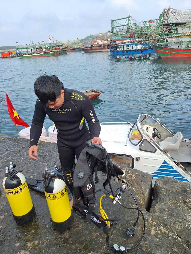 Lặn khảo sát tài nguyên biển.