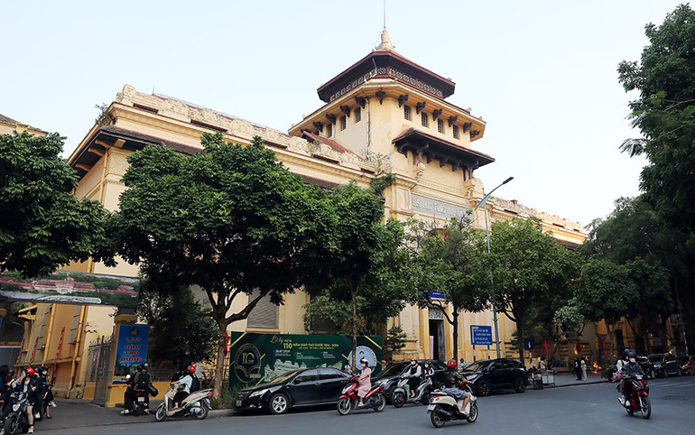 Tòa nhà khánh thành năm 1926, nằm trên phố Lê Thánh Tông ngày nay. Tòa nhà khánh thành năm 1926, nằm trên phố Lê Thánh Tông ngày nay.