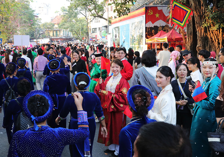 Hòa nhịp văn hóa.