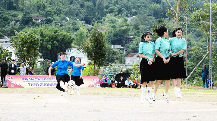 Một cú sút phạt hàng rào.