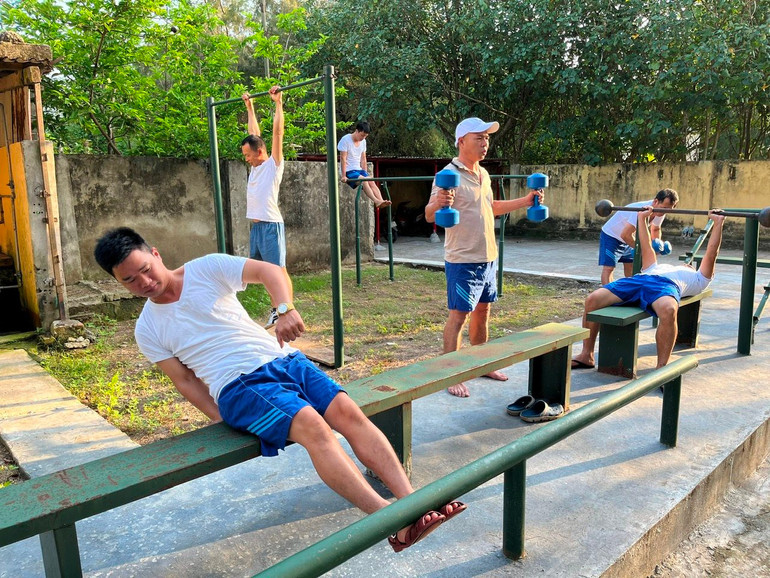 Sáng sớm tại doanh trại bộ đội.