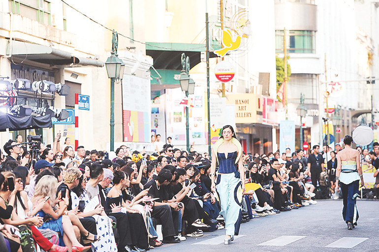 Phố Tràng Tiền trở thành sàn trình diễn thời trang trong lễ hội.