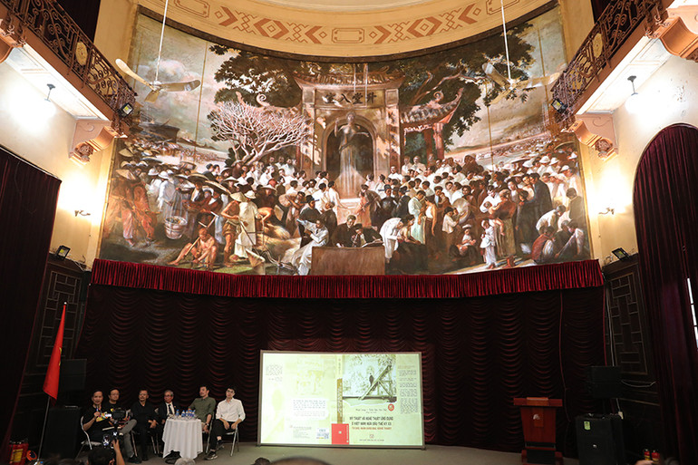 Bức tranh tường trong giảng đường Ngụy Như Kon Tum do họa sĩ Victor Tardieu, người thành lập Trường cao đẳng Mỹ thuật Đông Dương (1924) thực hiện cùng các cộng sự. Bức họa có diện tích 77 m², tái hiện khung cảnh xã hội Việt Nam đầu thế kỷ 20 với 200 nhân vật xuất hiện trong tranh. Bức tranh tường trong giảng đường Ngụy Như Kon Tum do họa sĩ Victor Tardieu, người thành lập Trường cao đẳng Mỹ thuật Đông Dương (1924) thực hiện cùng các cộng sự. Bức họa có diện tích 77 m², tái hiện khung cảnh xã hội Việt Nam đầu thế kỷ 20 với 200 nhân vật xuất hiện trong tranh.