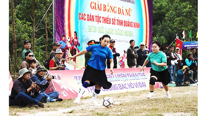 Rất đông khán giả là người địa phương và du khách đến xem và cổ vũ giải đấu.