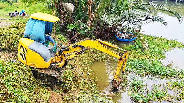 Dọn rác sông Đò. Dọn rác sông Đò.