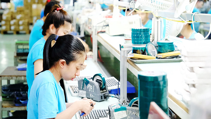 Sản xuất linh kiện điện tử tại Công ty TNHH Channel Well Technology Việt Nam, Khu công nghiệp Quang Minh (Mê Linh, Hà Nội). Ảnh: PHẠM HÙNG Sản xuất linh kiện điện tử tại Công ty TNHH Channel Well Technology Việt Nam, Khu công nghiệp Quang Minh (Mê Linh, Hà Nội). Ảnh: PHẠM HÙNG