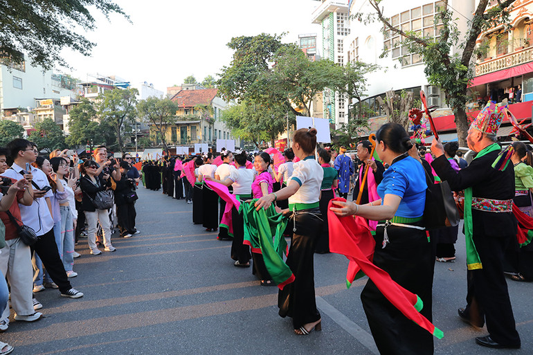 Đông đảo du khách được thưởng thức các điệu then trên phố đi bộ hồ Gươm.