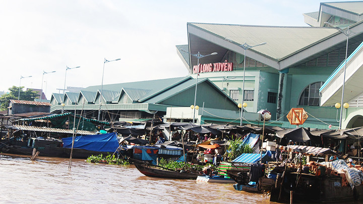 Chợ Long Xuyên trên bến dưới thuyền. Chợ Long Xuyên trên bến dưới thuyền.