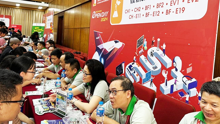 Tư vấn tuyển sinh nhằm định hướng ngành nghề cho thị trường lao động. Ảnh: AN NHƯ Tư vấn tuyển sinh nhằm định hướng ngành nghề cho thị trường lao động. Ảnh: AN NHƯ