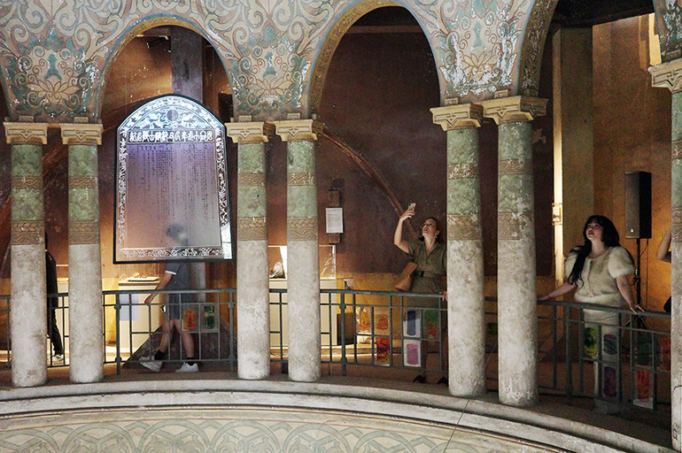 Trên mái vòm còn lưu giữ nhiều giá trị độc đáo về văn hóa, lịch sử. Trên mái vòm còn lưu giữ nhiều giá trị độc đáo về văn hóa, lịch sử.