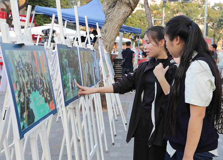 Triển lãm ảnh “Di sản nghệ thuật hát then, đàn tính”.